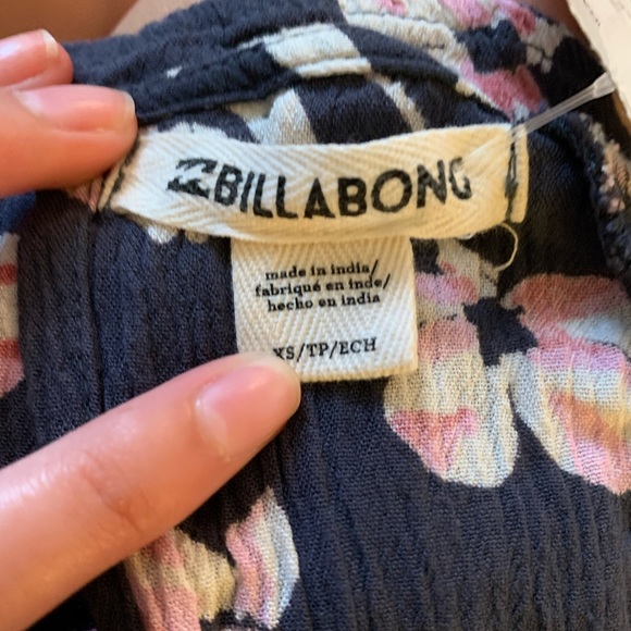 Billabong fluttering heart  jumpsuit! Runs a little big. More like a small/med. - Picture 3 of 3